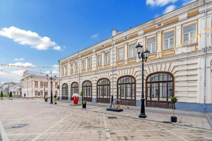 Здание ОКН "Торговый дом Вахромеева", кон.XVIII в., нач.XX в., общей площадью: 1 197,5 кв. м, с земельным участком 911 кв. м, в центре Ярославля, на улице Андропова, д. 9/9
