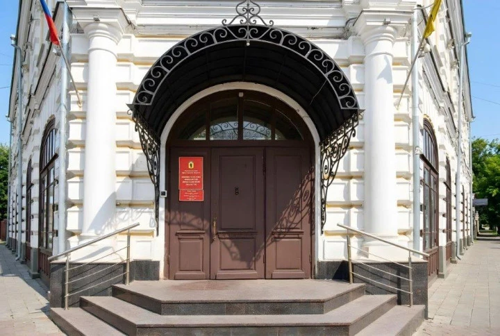 Здание ОКН "Торговый дом Вахромеева", кон.XVIII в., нач.XX в., общей площадью: 1 197,5 кв. м, с земельным участком 911 кв. м, в центре Ярославля, на улице Андропова, д. 9/9