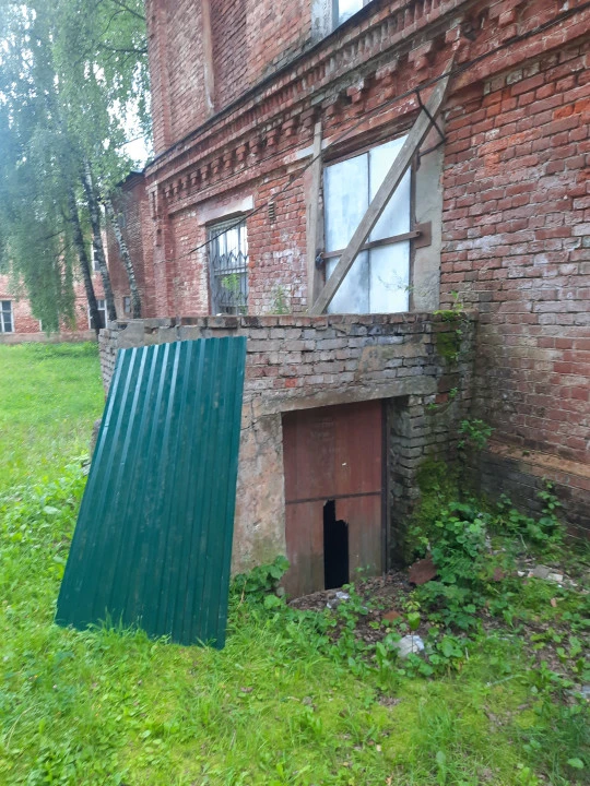 Здание 2316,1 кв.м и земельный участок 3536 кв.м, расположенные по адресу: Российская Федерация, Московская область, м.о. Истра, г. Дедовск, ул. Больничная, д. 5, к. 1