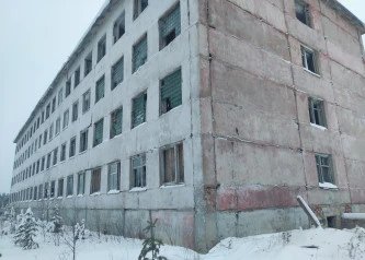 Здание казармы с зем.участком 6832 кв.м, назначение: нежилое, площадью 3 764,2 кв. м, этажность 4,: Республика Коми, г. Печора, п. Березовка