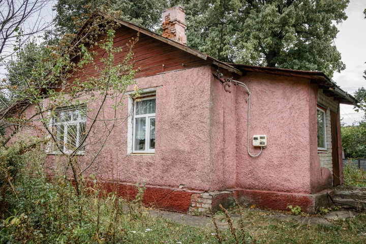 Имущественный комплекс в составе которого земельный участок общей площадью 551 кв.м., нежилое здание 94,5 кв.м, сарай 7,4 кв.м., сарай, 20,7 кв.м., сливная яма 1,8 кв.м.