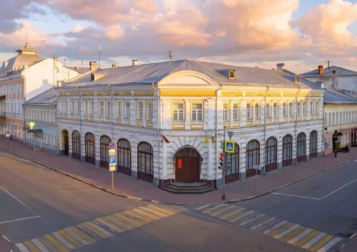Здание ОКН "Торговый дом Вахромеева", кон.XVIII в., нач.XX в., общей площадью: 1 197,5 кв. м, с земельным участком 911 кв. м, в центре Ярославля, на улице Андропова, д. 9/9