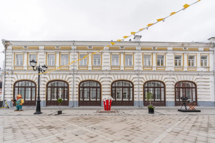Здание ОКН "Торговый дом Вахромеева", кон.XVIII в., нач.XX в., общей площадью: 1 197,5 кв. м, с земельным участком 911 кв. м, в центре Ярославля, на улице Андропова, д. 9/9