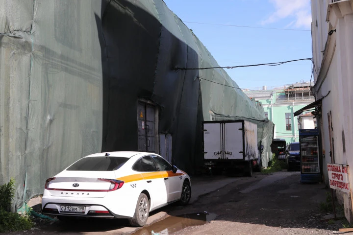 Право аренды здания площадью 1181,1 кв. м в Апраксином дворе.