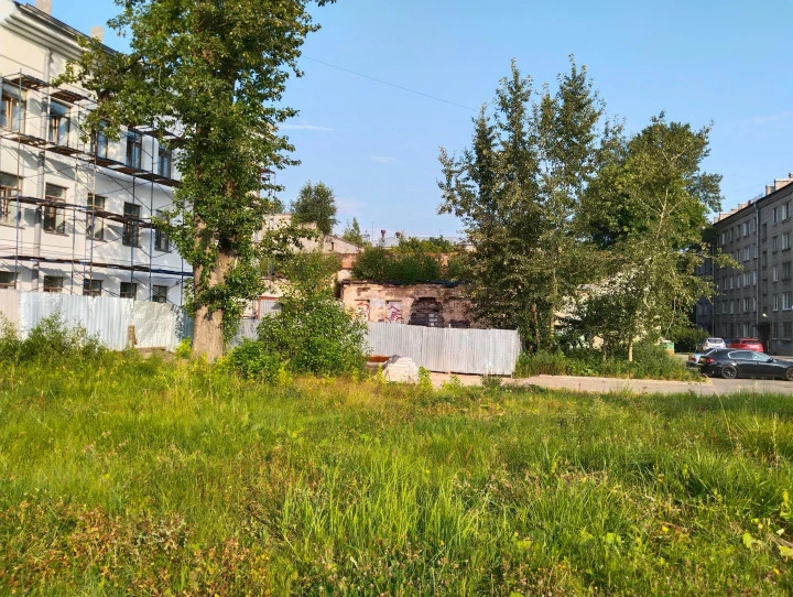 Здание 276,8 кв.м с участком под реконструкцию