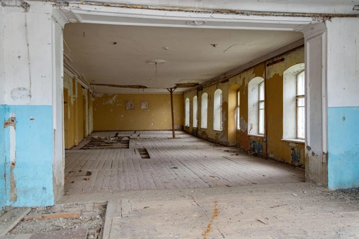 Нежилое здание, общей площадью 1095,5 кв.м. с земельным участком в г. Болхов Орловской области.