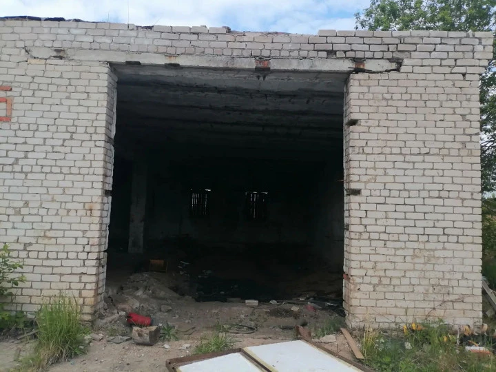 Здание гаража 252,4 кв.м, земельный участок 754 кв.м: Республика Коми, Княжпогостский округ, г. Емва, ул. 60 лет Октября, д. 2а