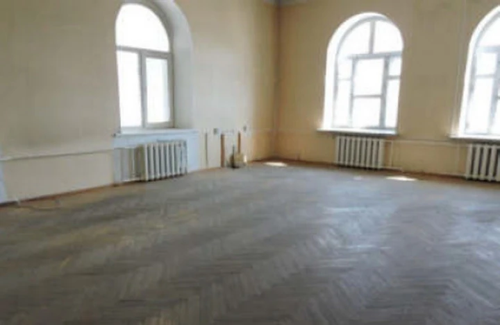 Здание Банка, площадью 1415,6 кв.м., с гаражом, площадью 188,7 кв.м., по адресу: Амурская область, г. Шимановск, ул. Комсомольская, д. 33