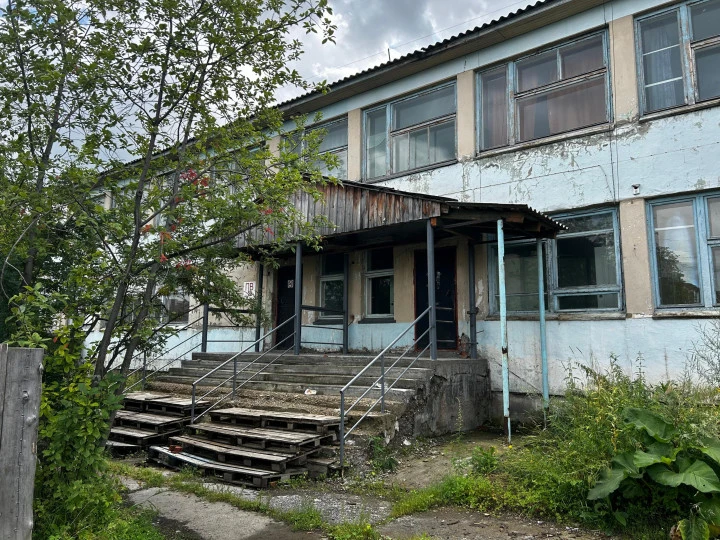 Продается нежилое здание, 1 482,1 кв. м с земельным участком, 4 534 кв. м, расположенные по адресу: Красноярский край, г. Енисейск, ул. Кирова, дом 129