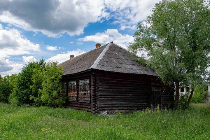 Нежилое здание, площадью 627,1 кв.м. с земельным участком, площадью 3 801 кв.м. с с. Суморьево