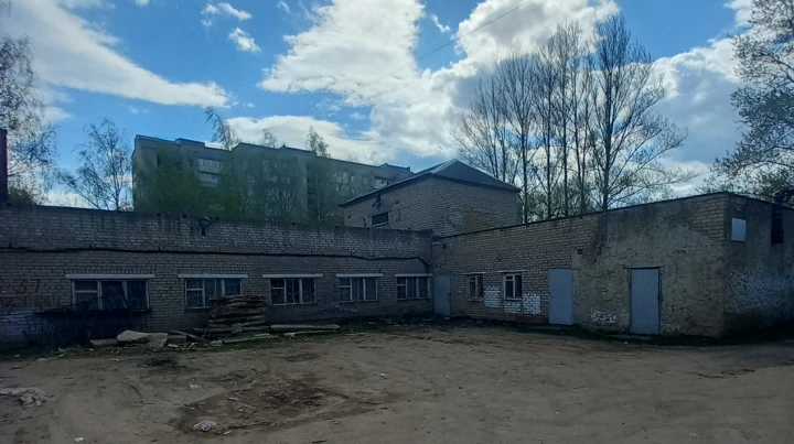 Нежилое здание, 1-этажное, 764,9 кв. м с земельным участком 1 888 кв.м: Ярославская обл., г. Переславль-Залесский, ул. Строителей, д. 33а