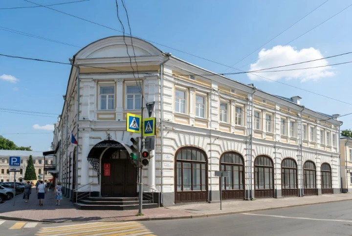 Здание ОКН "Торговый дом Вахромеева", кон.XVIII в., нач.XX в., общей площадью: 1 197,5 кв. м, с земельным участком 911 кв. м, в центре Ярославля, на улице Андропова, д. 9/9