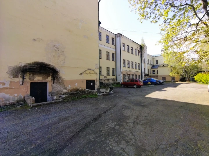Здание 3-х этажное, общ.пл. 2845,9 кв.м, земельный участок, общ.пл. 2074 кв.м: Ярославская область, г. Ростов, ул. Покровская (бывш. Ленинская), д. 40