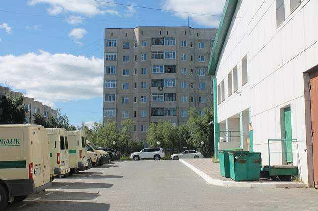 Административное здание банка, площадь 9130 кв. м, кадастровый номер 86:11:0102011:43, а также земельный участок площадь 9135 кв. м, з, кадастровый номер 86:11:0101008:81.