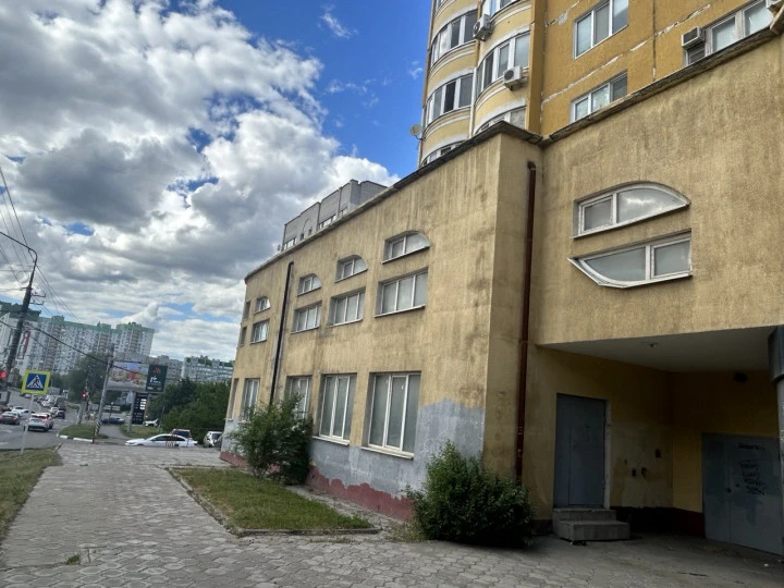 Продажа единым лотом двух помещений общей площадью 924,2 кв. м в г. Энгельс Саратовской области
